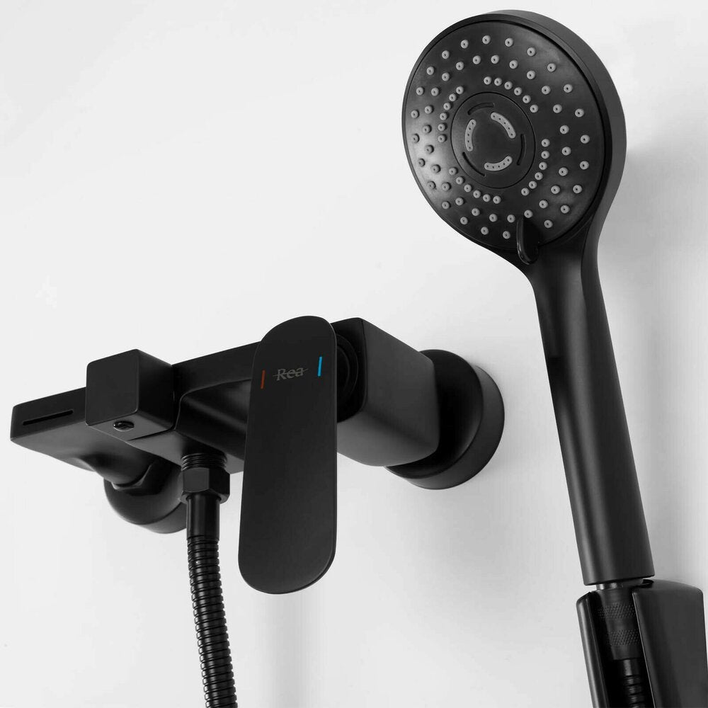 Rea Berg Single-Handle Bathtub - Shower Faucet in Black with Shower Set