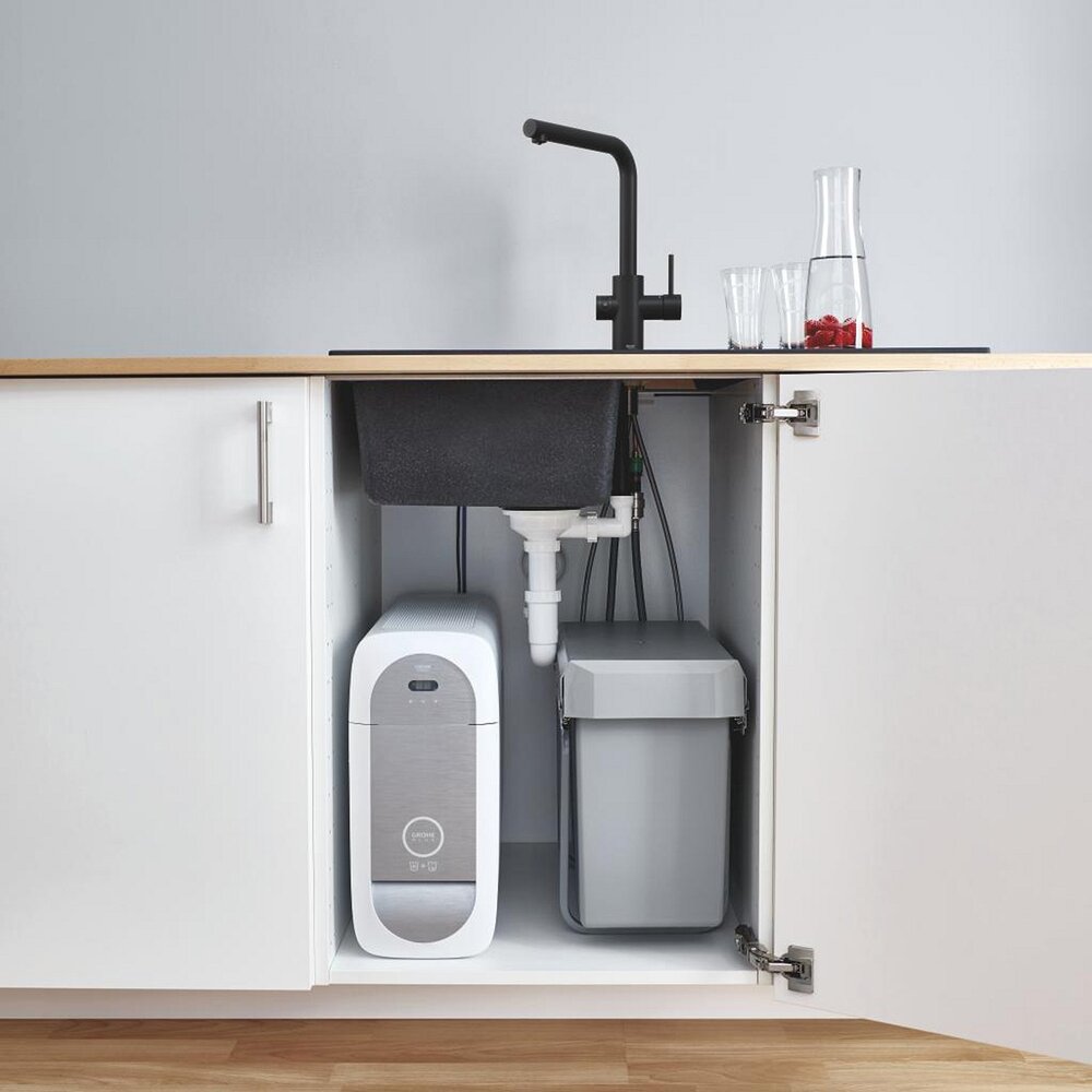 Смесител за кухня Grohe Blue Home с L-образен чучур и Starter Kit в черен мат
