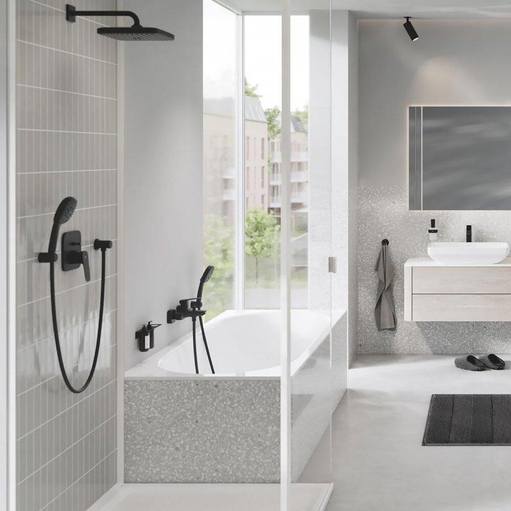 Вградена батерия за душ с матово черно покритие Grohe Cubeo без вградена част