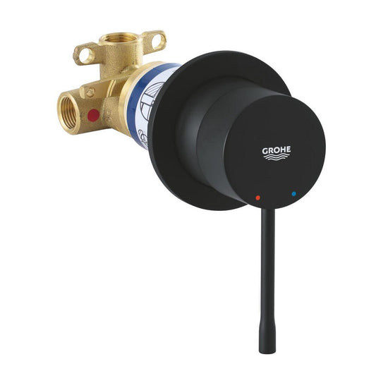 Вградена душ батерия Grohe Essence с матово черно покритие Phantom Black и скрито тяло.