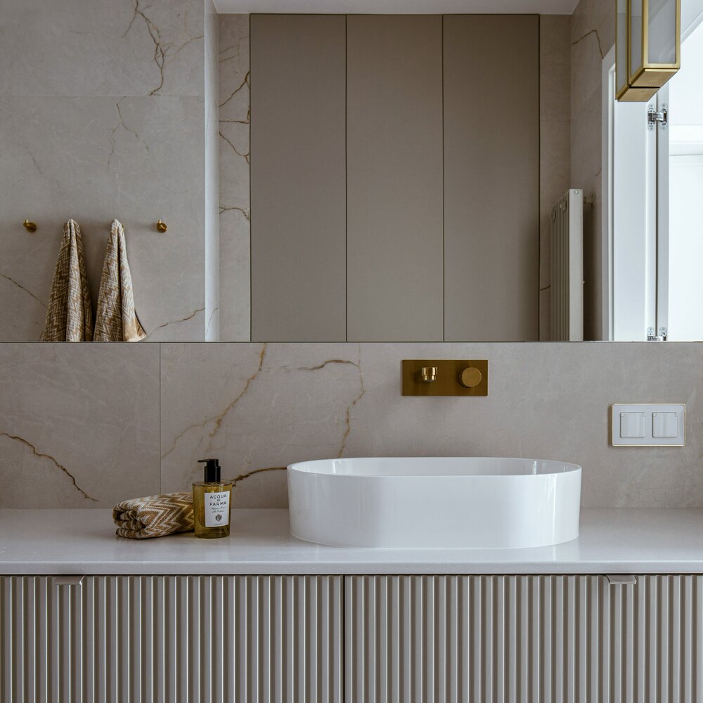 Countertop Sink Package Omnires Ovo M+ White 55 cm, Rea Lungo Black Faucet and Click-Clack D Black Sink Drain